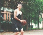 バスケットボールをする中国人