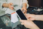 キャッシュレスから「現金のみ」に店舗が回帰する切実な理由