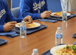 ドジャースの選手が食事